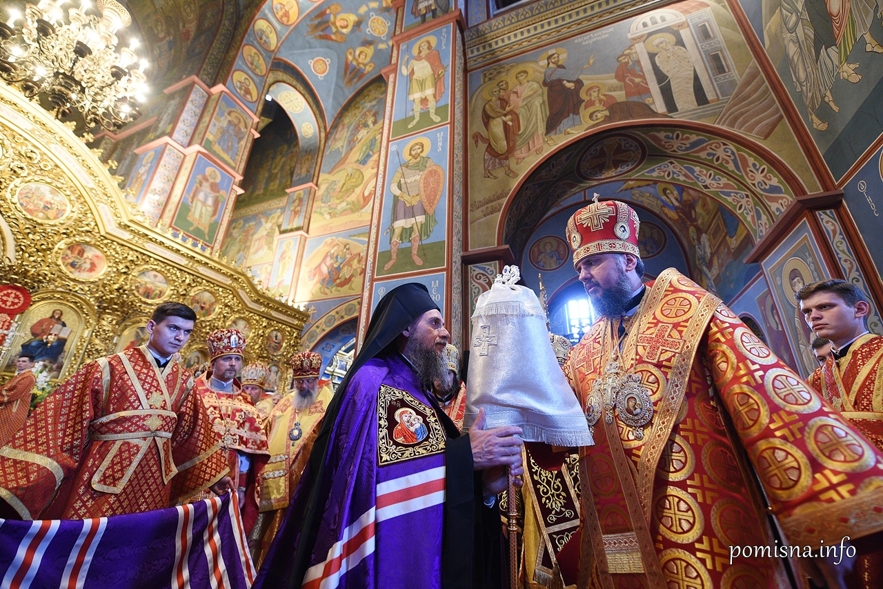 Entrega de la vara episcopal