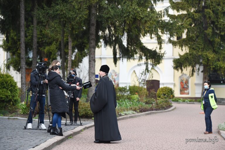 ПЦУ | Предстоятель зустрів Благодатний вогонь з Єрусалиму ...